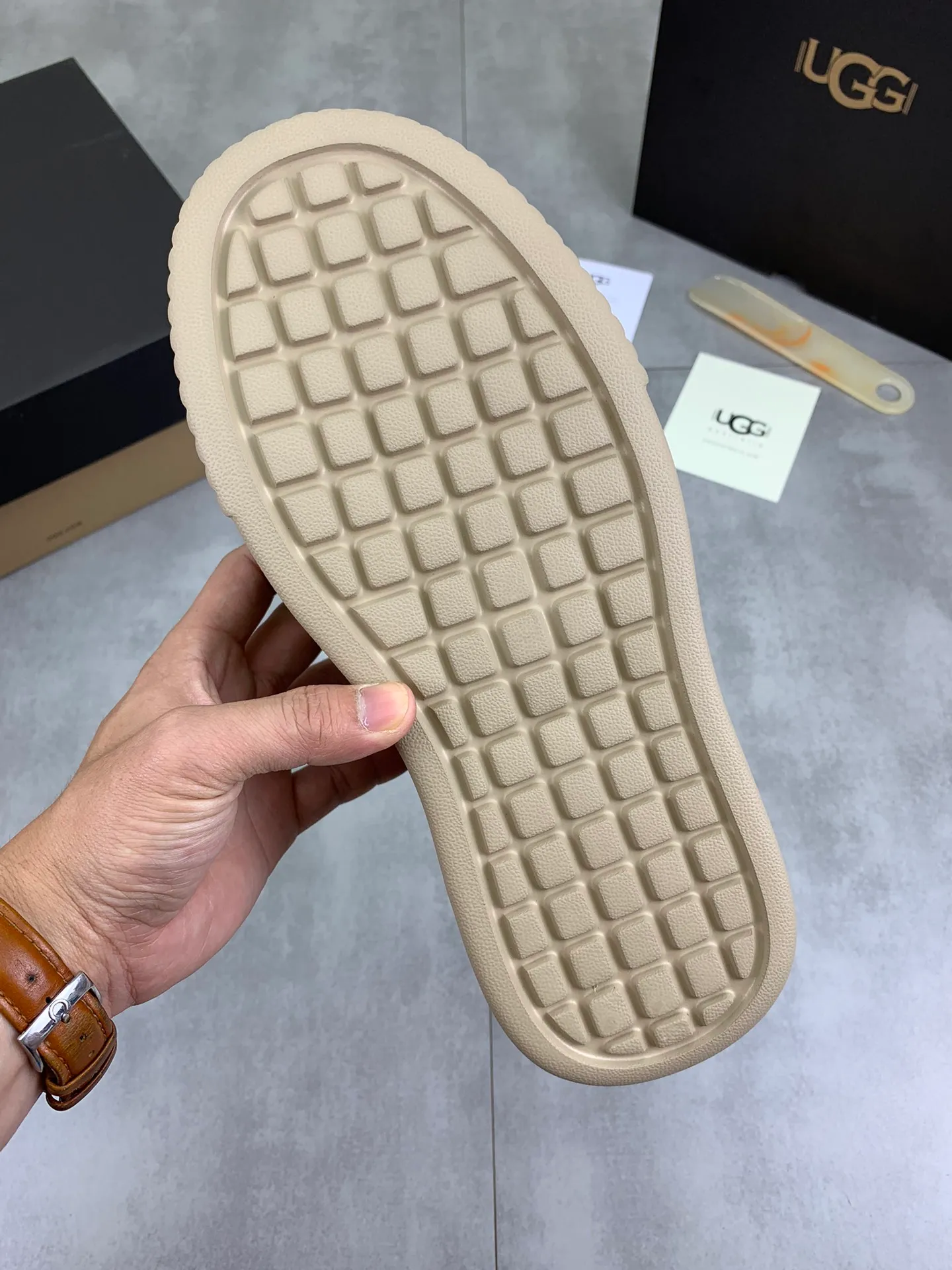 Men's shoes 💰P640 [New style] 💰 🆘 "Real wool" [UGG] 👉The popular men's shoes are synchronized with the official website 🔰The quality of the genuine products [satisfied] is not comparable to the imitations in the general market 🌀The upper is imported Italian frosted cowhide, and the lining is: foot pad 🅰️ grade 🐑Real wool👻Only Grade A can show the effect The hand feels smooth and delicate 🔱The shoe shape is grand, only genuine manufacturers can achieve it 🎄The perfect toughness of the original outsole 👻⬛️ can allow customers to bid farewell to one-time consumption. Real wool lining, super warm. Available in brown or gray. Number of yards: 39-44